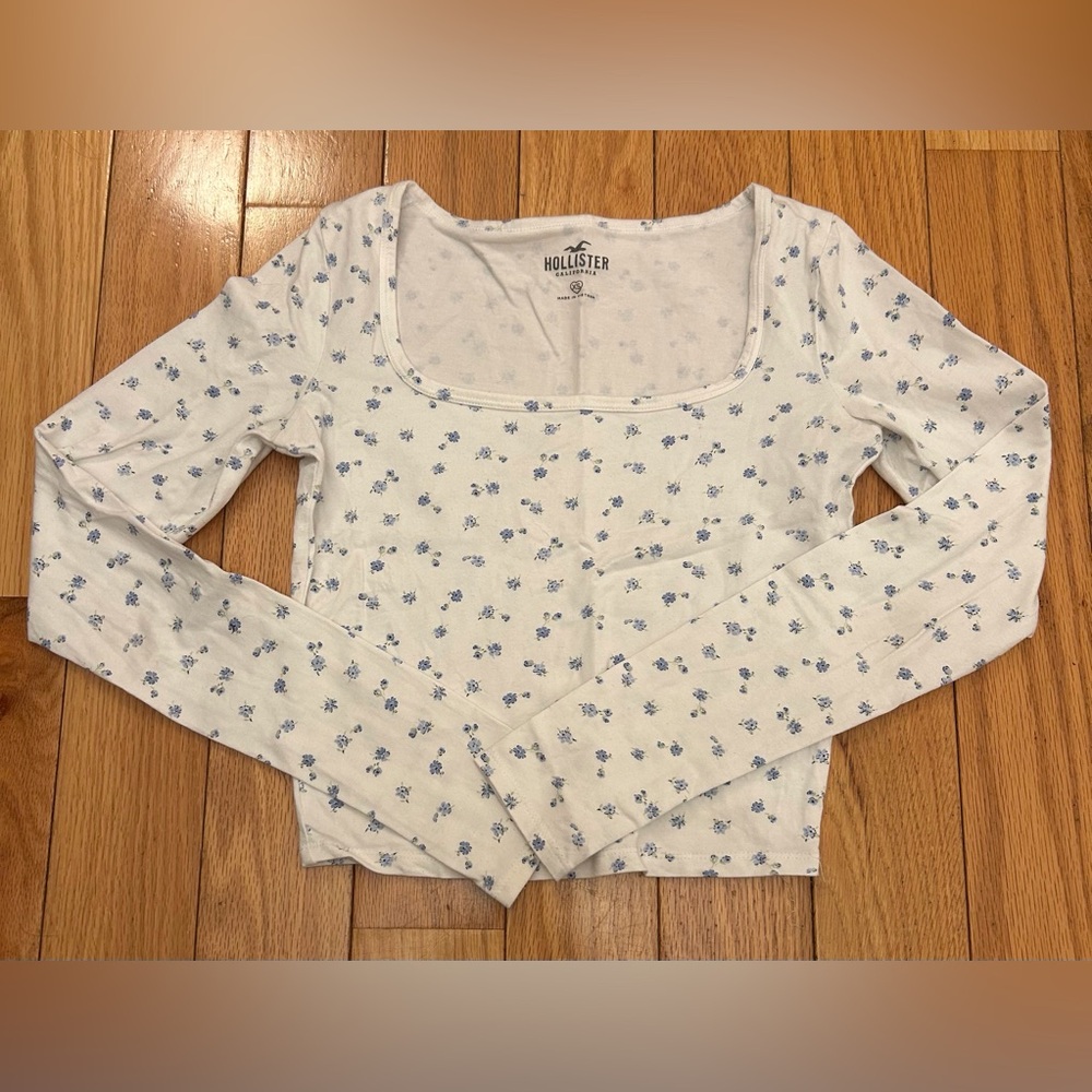 Hollister White Scoop Neck Long Sleeve Top with Blue Floral Print